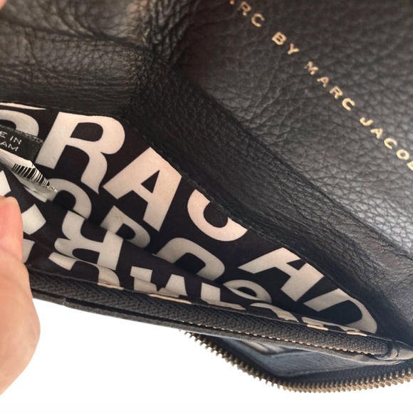 MARC BY MARC JACOBS Classic Q Italian Pebbled Leather Wristlet Wallet Zip Black - Picture 7 of 9